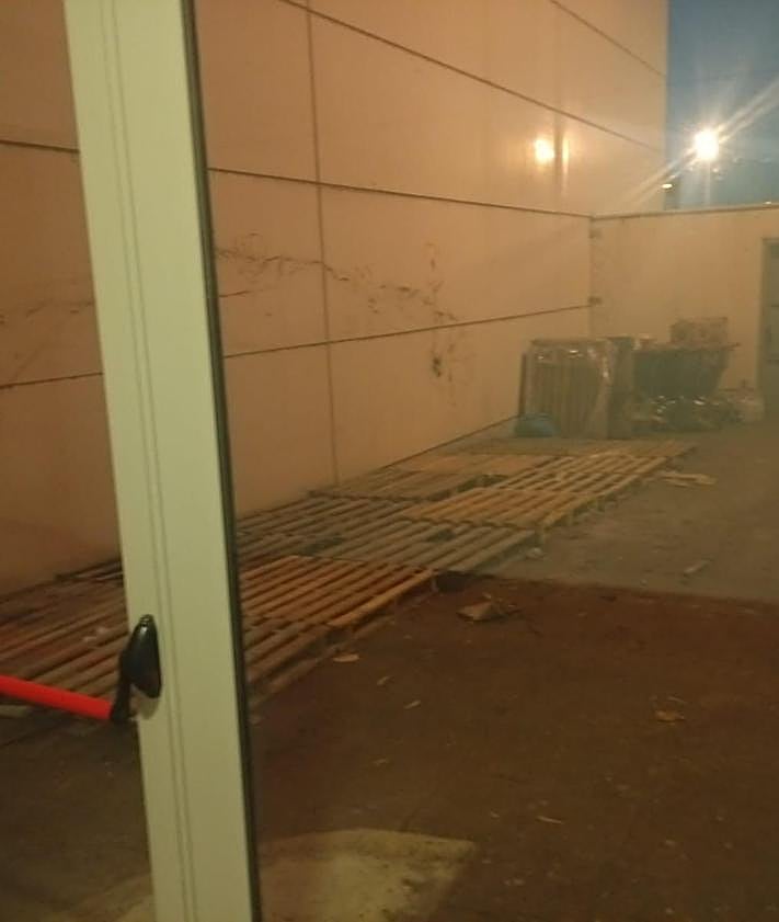 Imagen secundaria 2 - Imágenes de los pañales apilados en el exterior e interior del recinto (arriba y centro) y uno de los espacios donde se albergaban ya vacío (abajo). 