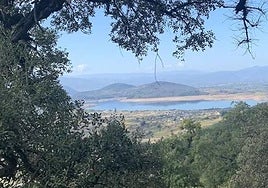 La casa se sitúa en una localidad cercana al pantano de Bárcena.