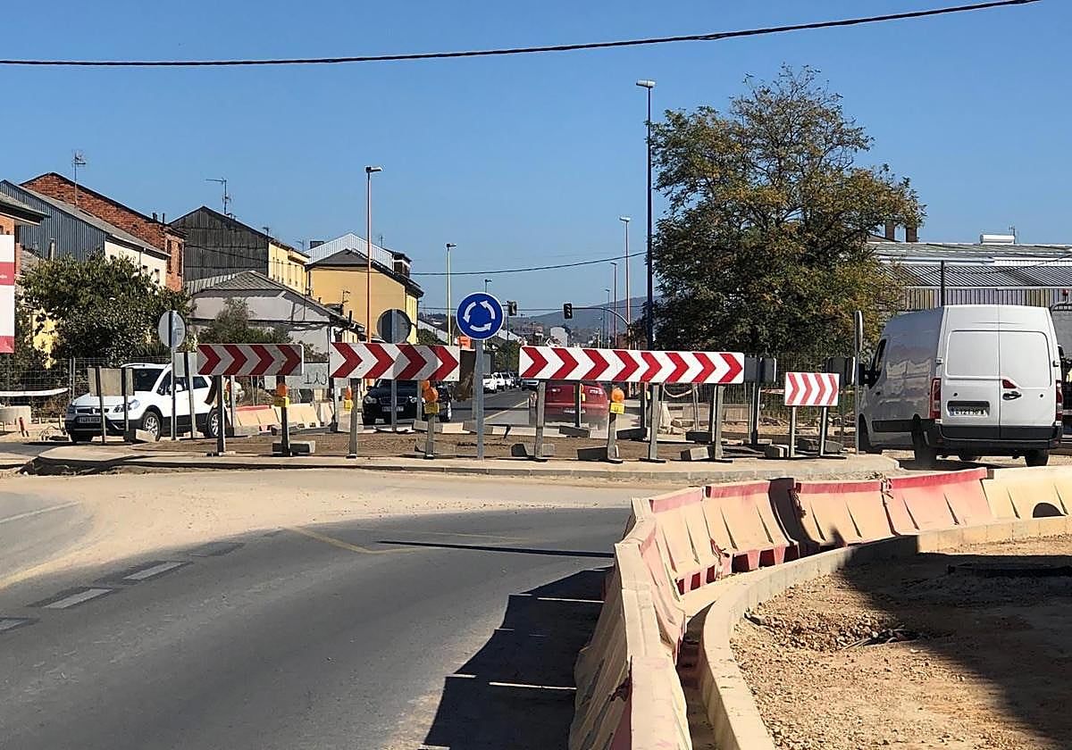 Nueva glorieta de acceso a Toral de Merayo desde la avenida de Portugal en Ponferrada.