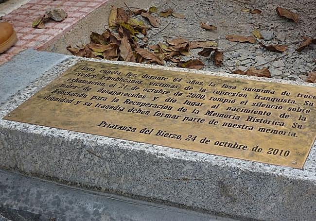 La placa que recuerda en el pueblo lo que sucedió.