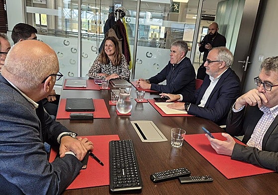 Reunión de trabajo del presidente del Consejo Comarcal del Bierzo (2D) con los representantes de la Ciuden, el Incibe, la ULE y el Consejo Comarcal del Bierzo.