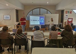 Imagen del Taller de Salud Comunitaria de la Gasbi sobre el uso racional de los medicamentos en el Centro de Día El Plantío.