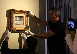Imagen de la retirada de los cuadros de la exposición de Sorolla en la Térmica Cultural.