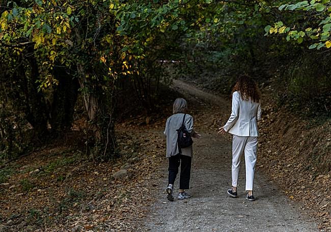 La gerente de la Fundación Las Médulas (D) durante la entrevista con elbierzonoticias.