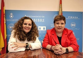 La alcaldesa de Bembibre, Silvia Cao (I), junto a la concejala de turismo y fiestas, Belén Martín (D).