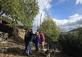 El concejal de Medio Rural (I) junto a varios vecinos en Montes de Valdueza.