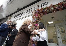 La consejera de Industria, Comercio y Empleo, Leticia García (C), durante su visita al centro estético Sandra Salgueiro de Ponferrada, beneficiario del programa.