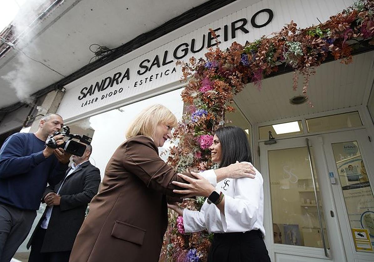 La consejera de Industria, Comercio y Empleo, Leticia García (C), durante su visita al centro estético Sandra Salgueiro de Ponferrada, beneficiario del programa.