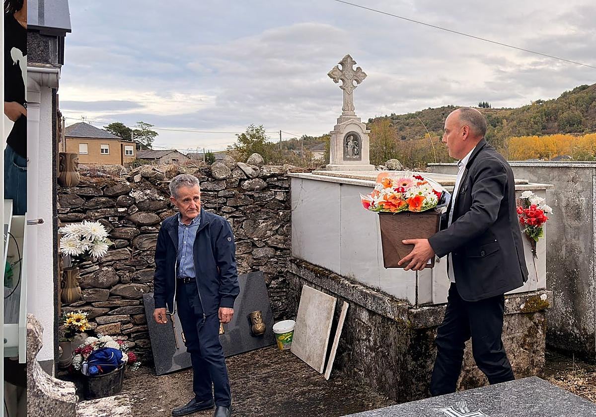 Imagen principal - Los restos del berciano Jesús Guerrero, asesinado en 1938, ya descansan en el cementerio de Horta