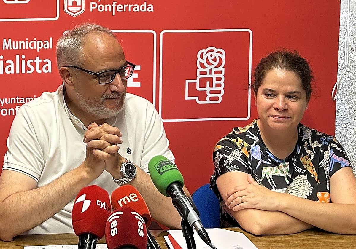 Olegario Ramón junto a la concejala Judit Lama.