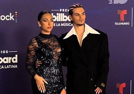 Abraham Mateo junto a su novia, la influencer Esty CG, en la gala de los Premios Billboard de la Música Latina 2025.