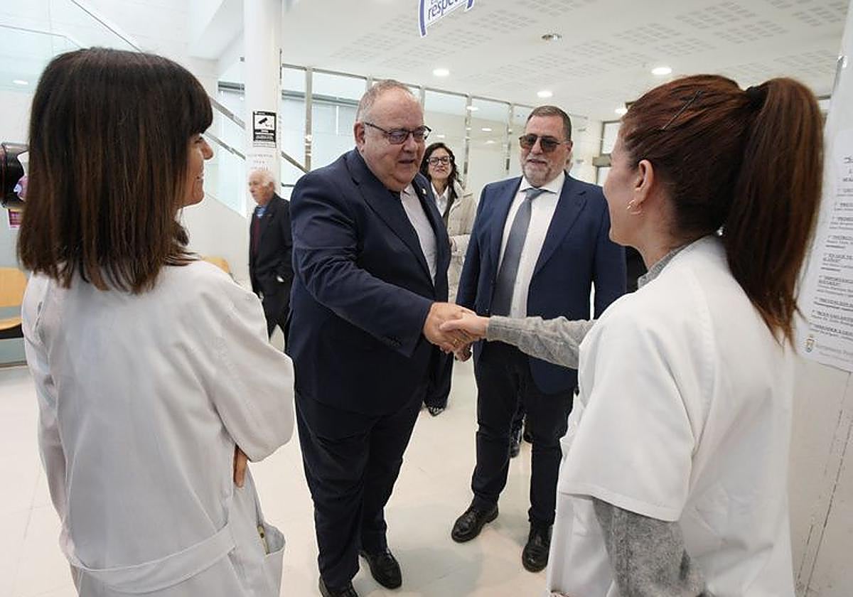 El consejero de Sanidad, Alejandro Vázquez, durante su visita a la Unidad de Afrontamiento del Dolor Crónico en El Bierzo.