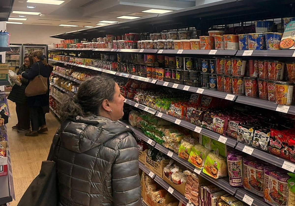 Varias ponferradinas conocen la oferta de productos en la inauguración del primer supermercado asiático de Ponferrada.