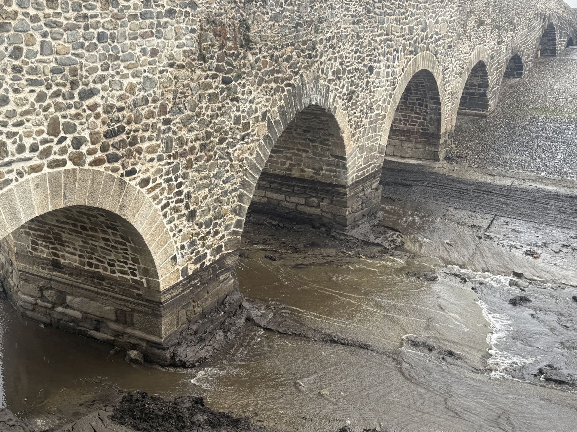 Imagen secundaria 2 - Imagen del estado del cauce del río Meruelo a su paso por Mollinaseca. 