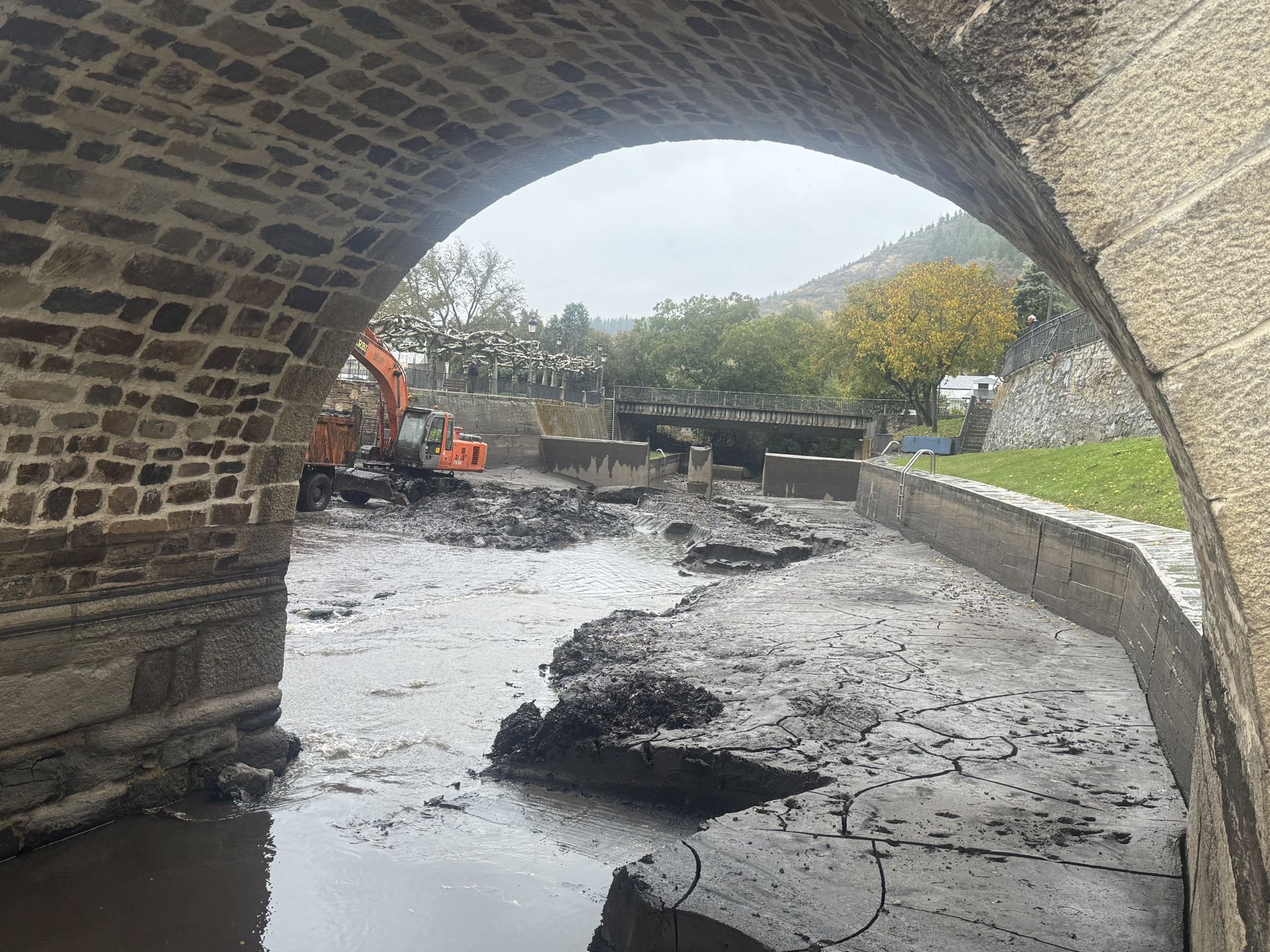 Imagen principal - Imagen del estado del cauce del río Meruelo a su paso por Mollinaseca. 