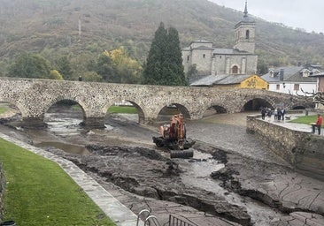 Los arrastres de las cenizas de los incendios convierten el río de Molinaseca en un lodazal