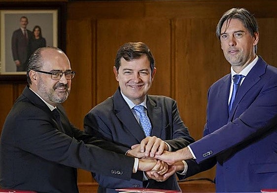 El presidente de la Junta de Castilla y León, Alfonso Fernández Mañueco (C), junto a los alcaldes de Ponferrada, Marco Morala (I), y Congosto, Jorge García (D), durante la firma del protocolo.