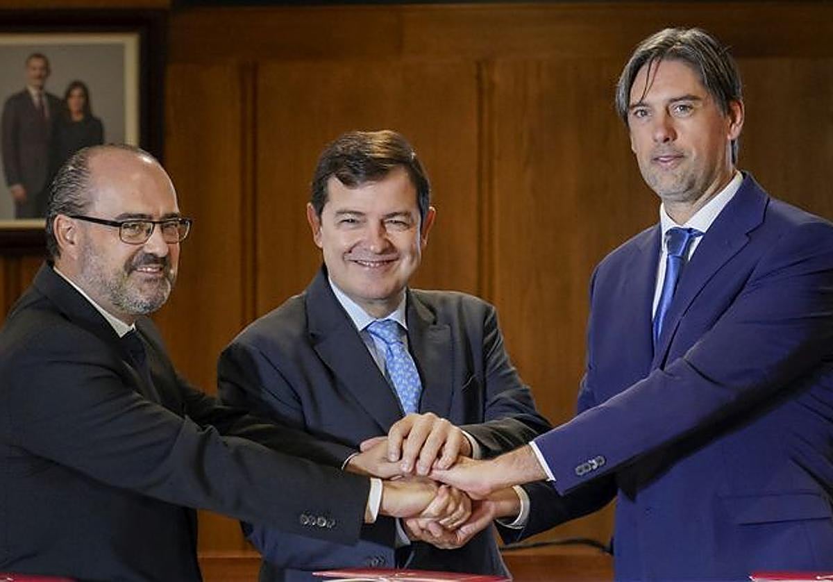 El presidente de la Junta de Castilla y León, Alfonso Fernández Mañueco (C), junto a los alcaldes de Ponferrada, Marco Morala (I), y Congosto, Jorge García (D), durante la firma del protocolo.