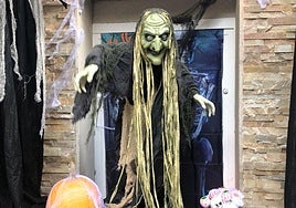 La Bruja de las Cloacas es uno de los personajes que recibe a los visitantes en la Casa del Terror de Ponferrada.