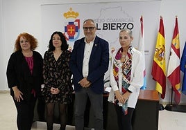 El presidente del Consejo del Bierzo, Olegario Ramón, junto a la consejera comarcal de Formación, Empleo y Agenda 2030, Laura Fernández (2I), durante la presentación del proyecto 'Bierzo. Territorio Azul'.