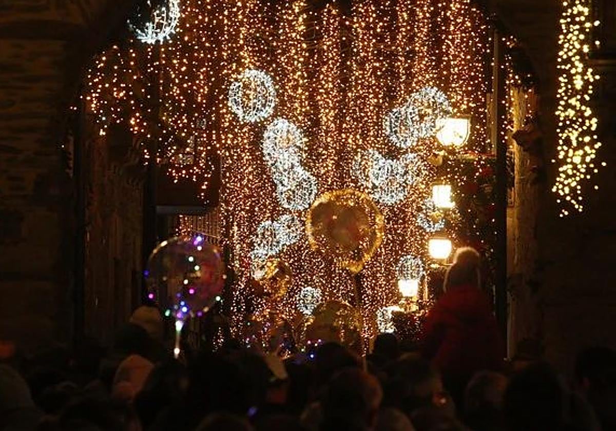 Imagen de archivo de las luces de Navidad en Ponferrada.