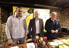 El director de la Mesa del Castaño, Pablo Linares (C), junto a los alcaldes de Carracedelo y Corullón (León), Raúl Valcarce (D) y Luis Alberto Arias(I), durante la presentación de Biocastanea 2025.