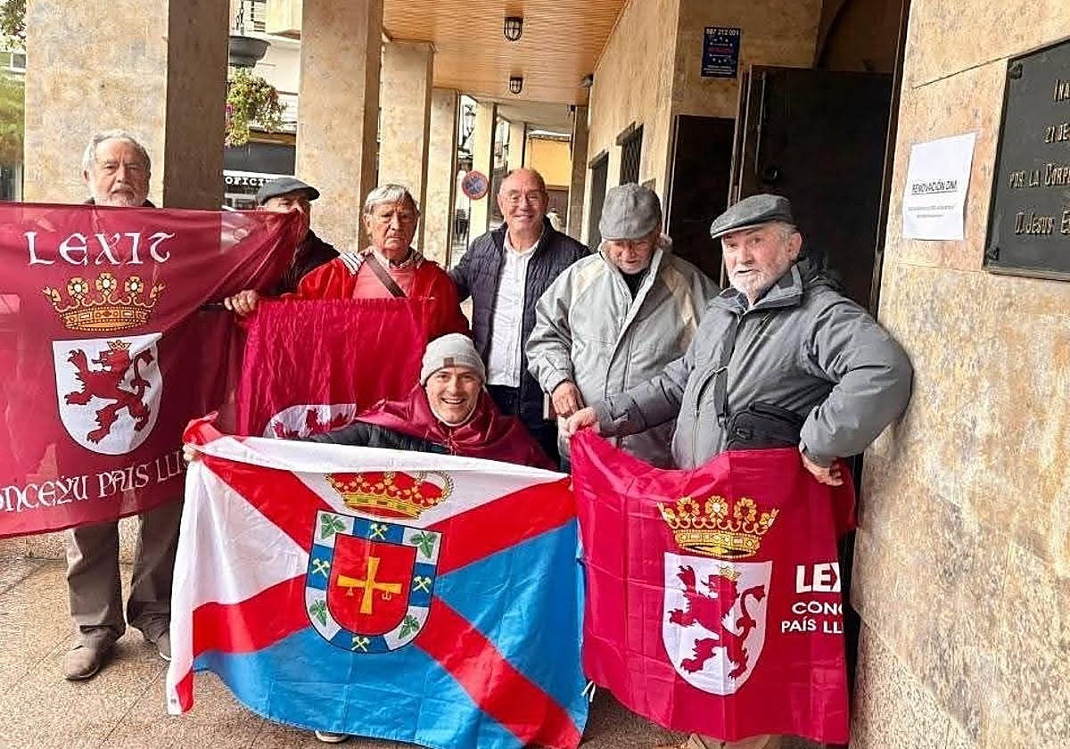 El concejal de la UPL en Bembibre, Sigifredo Benavides (3I), celebra la aprobación de la moción con los miembros de Conceyu.