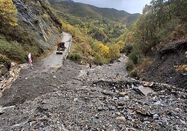 Imágenes del estado de la carretera de acceso a Peñalba de Santiago tras los arrastres.