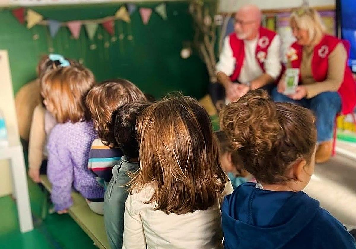 Niños y niñas junto a miembros de Cruz Roja.