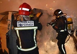 Los Bomberos de Ponferrada sofocan un fuego, en una imagen de archivo.