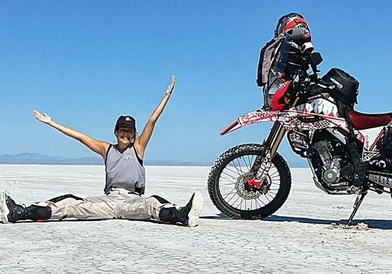 Paula Belenda, viajera berciana, junto a su moto en uno de sus viajes.