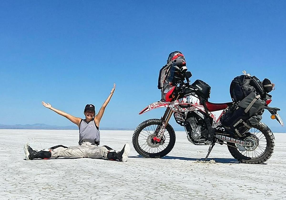 Paula Belenda, viajera berciana, junto a su moto en uno de sus viajes.