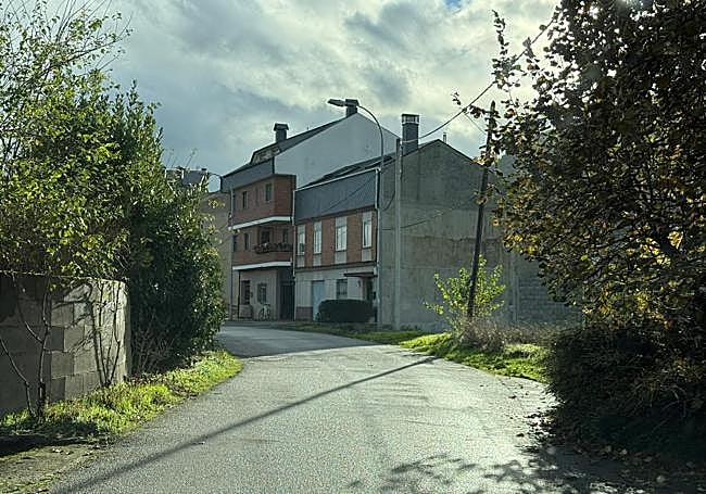 Imagen de la avenida Fabero, una de las calles sin aceras en las que la asociación reclama badenes y resaltos para reducir la velocidad de los vehículos.