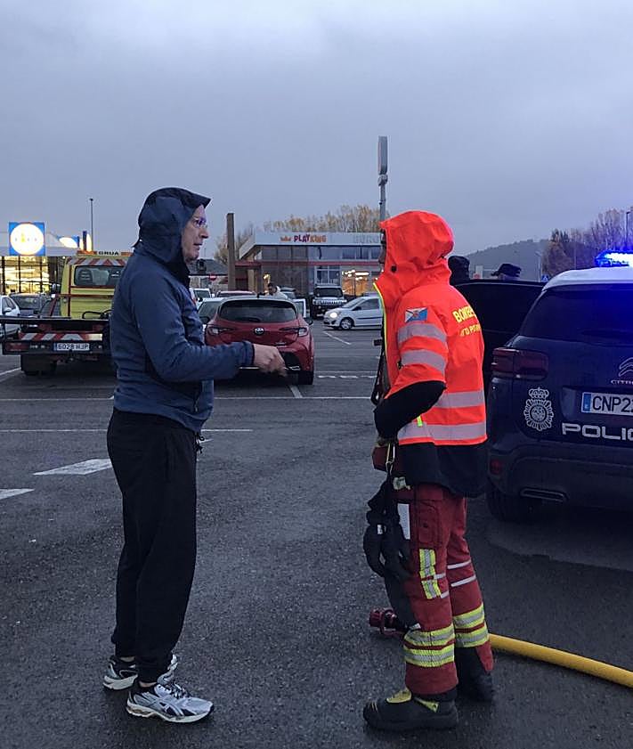 Imagen secundaria 2 - Dos de los puntos de abastecimiento de agua en la avenida de Montearenas (foto superior) y junto al Burger King (foto inferior), y garrafas de agua en el carro de un supermercado (centro).