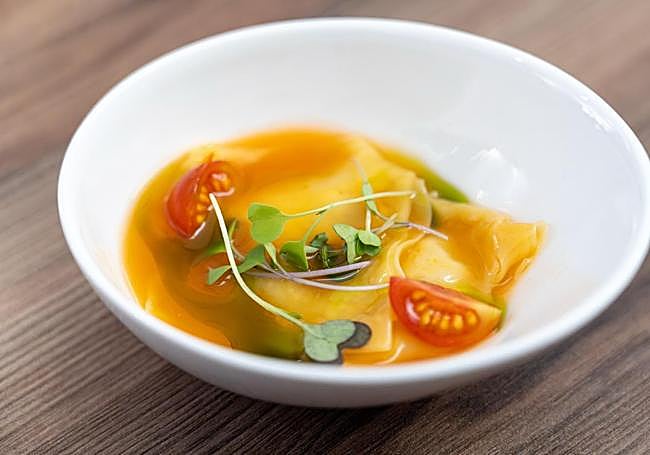 Ravioli en brodo relleno de cerdo con caldo de tomate texturizado, albahaca y tomate cherri, una de las dos propuestas de Samuel Naveira en el GP de Valencia.