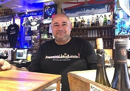 El propietario de La Destilería de Ponferrada, Carlos Rodríguez, detrás de la barra del bar situado en la zona alta de la ciudad.