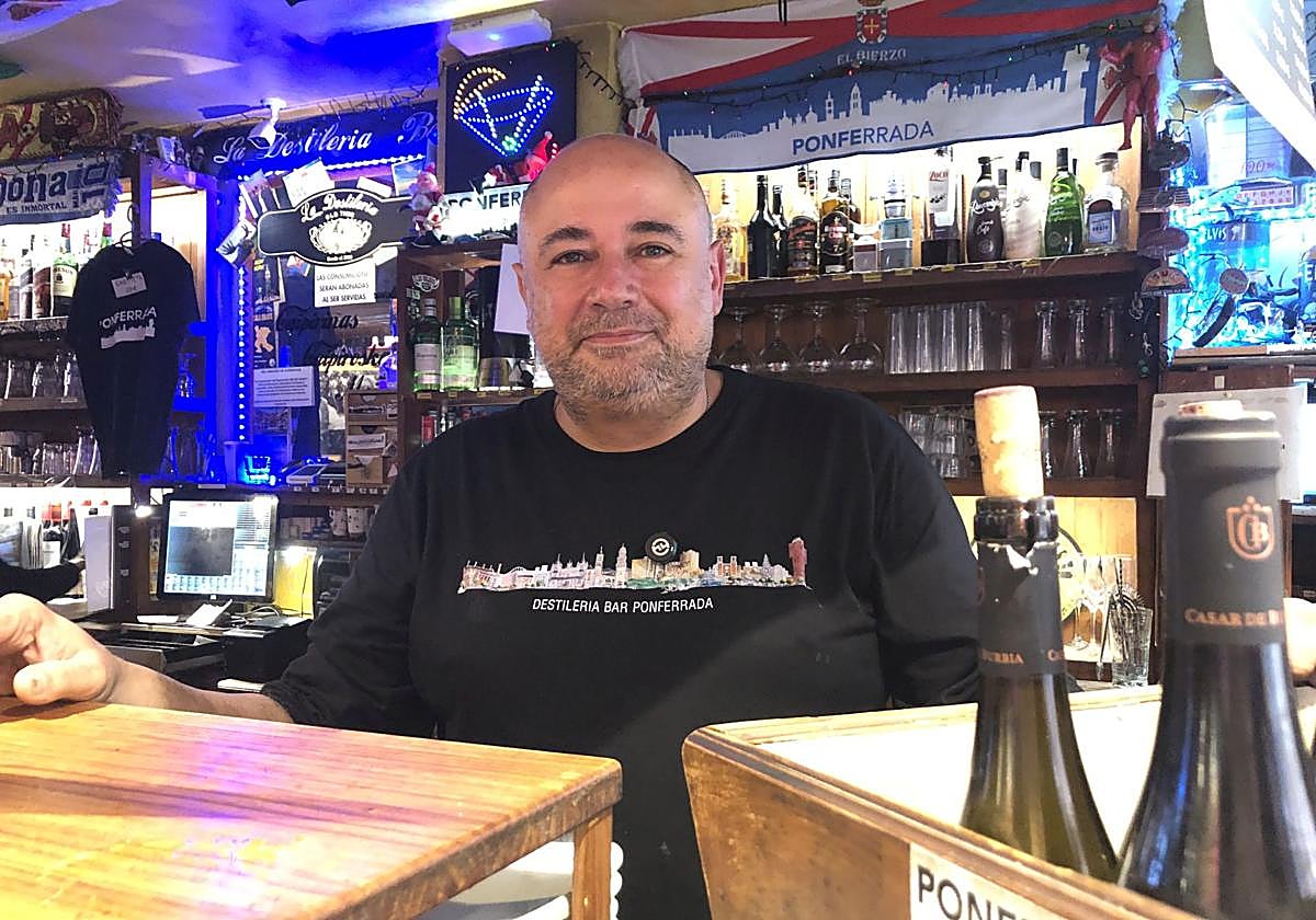 El propietario de La Destilería de Ponferrada, Carlos Rodríguez, detrás de la barra del bar situado en la zona alta de la ciudad.