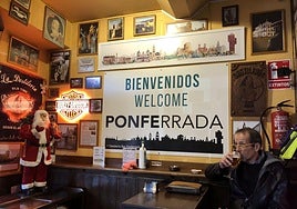 Un cliente toma una caña junto al photocall del bar La Destilería de Ponferrada