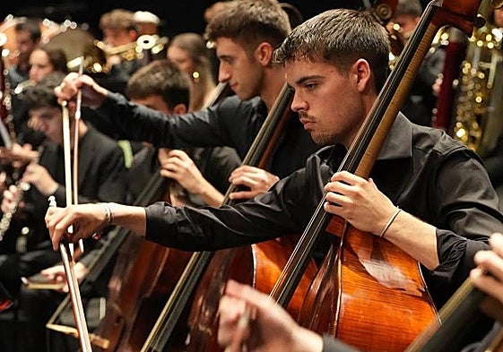 Imagen del contrabajista Iago López en un concierto con una orquesta.