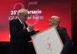 Luis del Olmo (I) junto al presidente de la IGP Botillo del Bierzo, Óscar Ramos, en el homenaje brindado por el sello de calidad en su XXV aniversario.