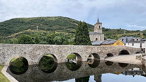 El puente histórico en El Bierzo que sigue marcando el Camino de Santiago
