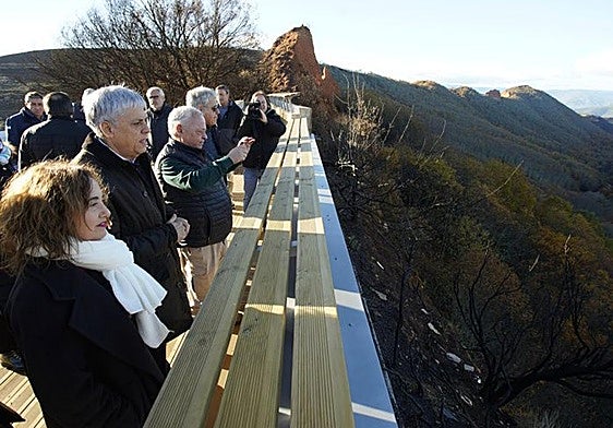 El consejero dde Cultura, Turismo y Deporte, Gonzalo Santonja (3I), durante su visita al Mirador de Orellán.