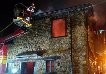Arde la vivienda de un matrimonio de Pieros tras un fuego generado en su chimenea francesa