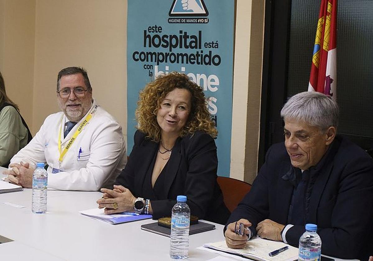 La gerente regional de Salud (C) junto el gerente de la Gasbi (I) y el delegado terriorial de la Junta (D), en la comisión de seguimiento del Plan de Garantía Asistencial para El Bierzo.