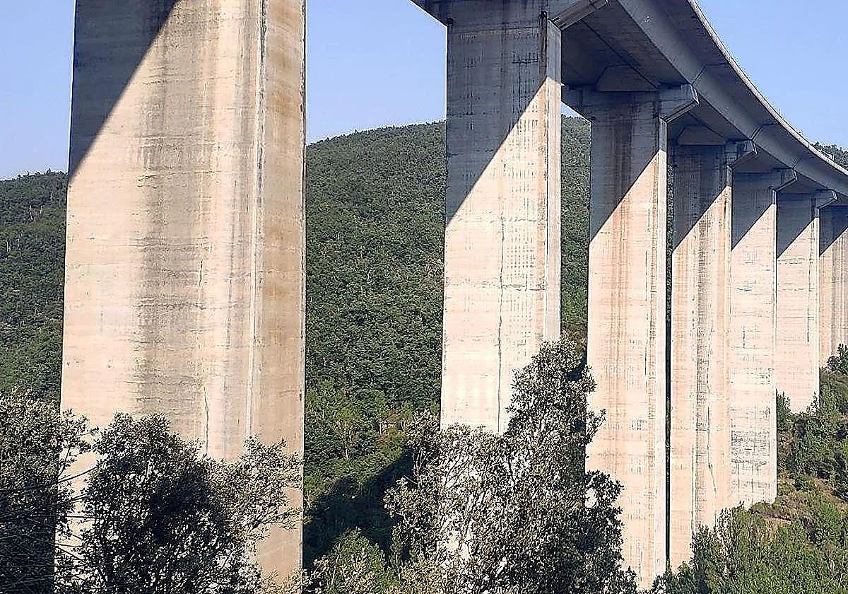 Imagen del viaducto en la Autovía del Noroeste a su paso por El Bierzo.