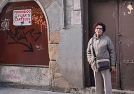Marian Vila, vecina del casco antiguo de Ponferrada junto a la 'Casa del Turco'.