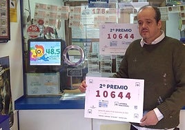 Jose Luis Salas muestra el cartel con el número premiado en la administración de loterías número 1 de Ponferrada.