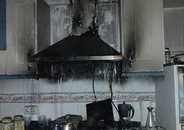El incendio provocó daños en la campana extractora de la vivienda.