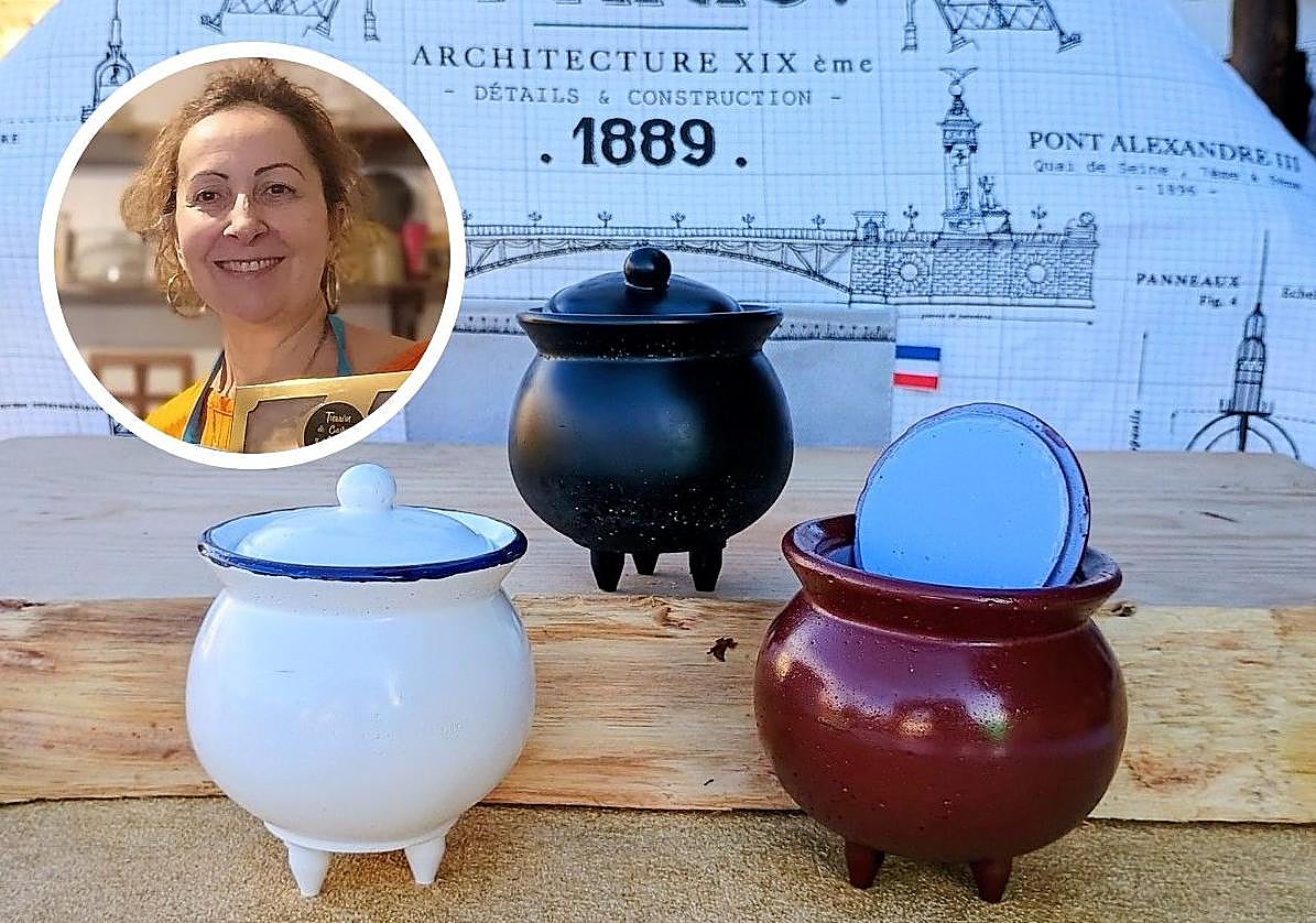 Imagen de Anabel Bodelón junto a los potes que realiza de cerámica con cemento.