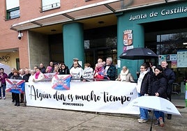 Concentración de OncoBierzo frente al edificio de la Junta de Castilla y León en Ponferrada.